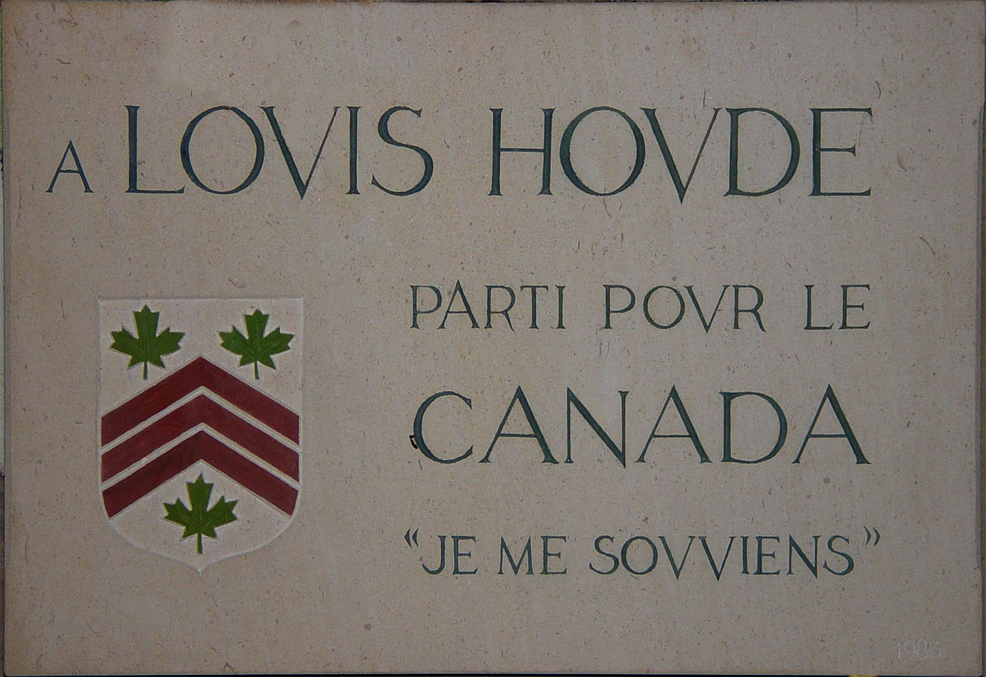Plaque en l'honneur de Louis Houde à l'intérieur de l'église de Manou