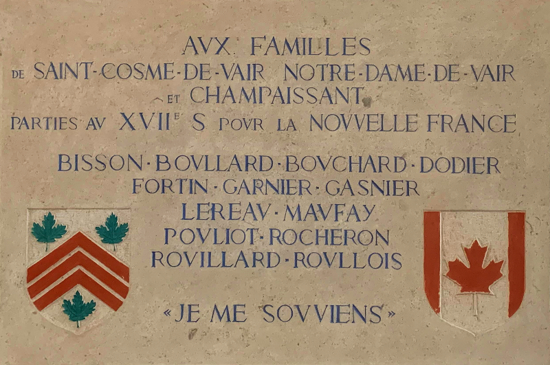 Plaque apposée à l'intérieur de l'église de Saint-Cosme-en-Vairais